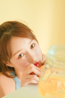 四个女学生精油按摩